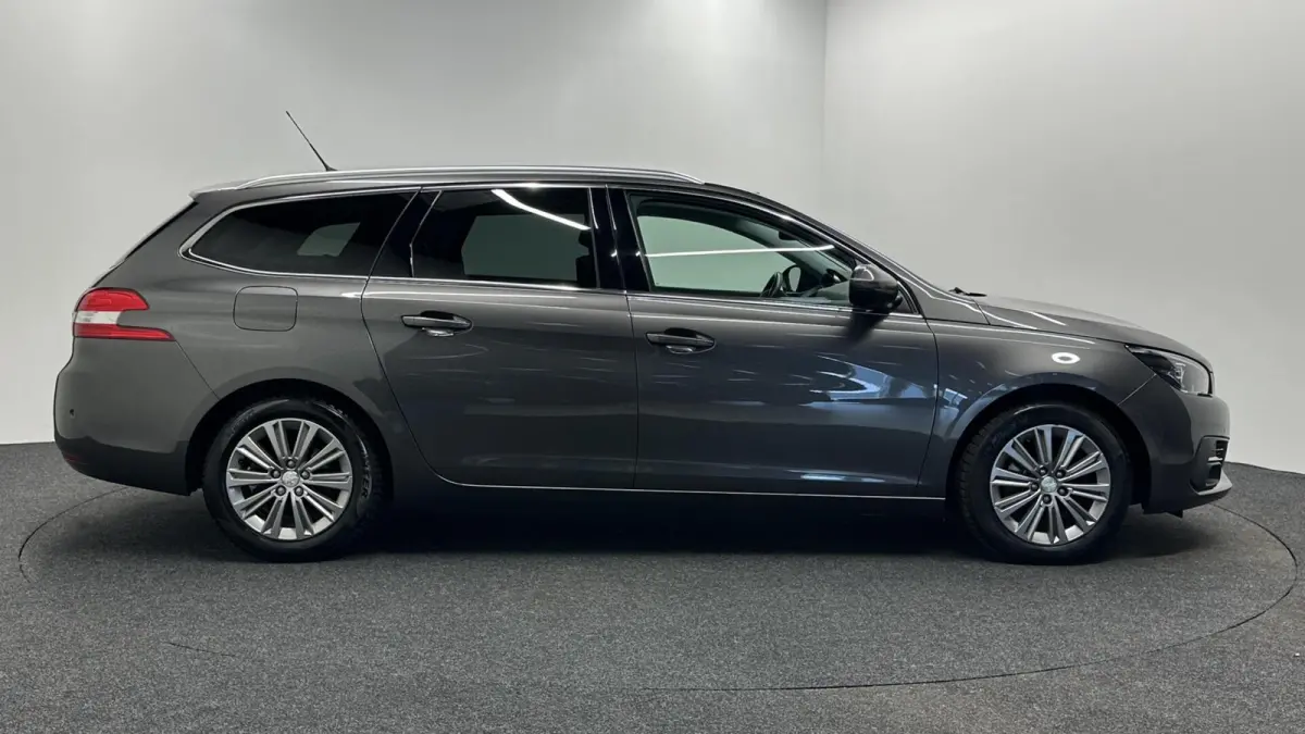 1.2 PureTech Blue Lease Premium TREKHAAK CARPLAY NAVI ECC CRUISE.
