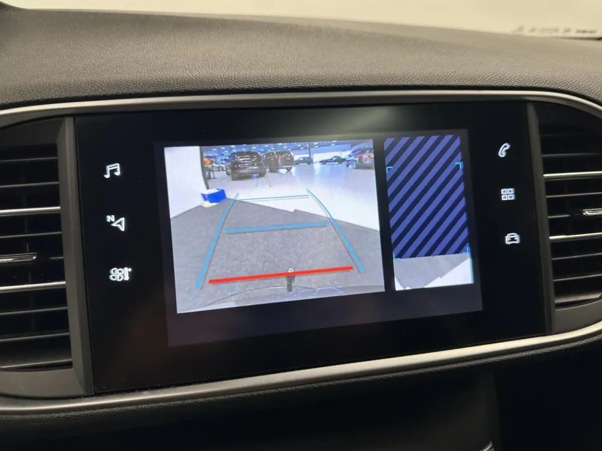 1.2 PureTech Blue Lease Premium TREKHAAK CARPLAY NAVI ECC CRUISE.