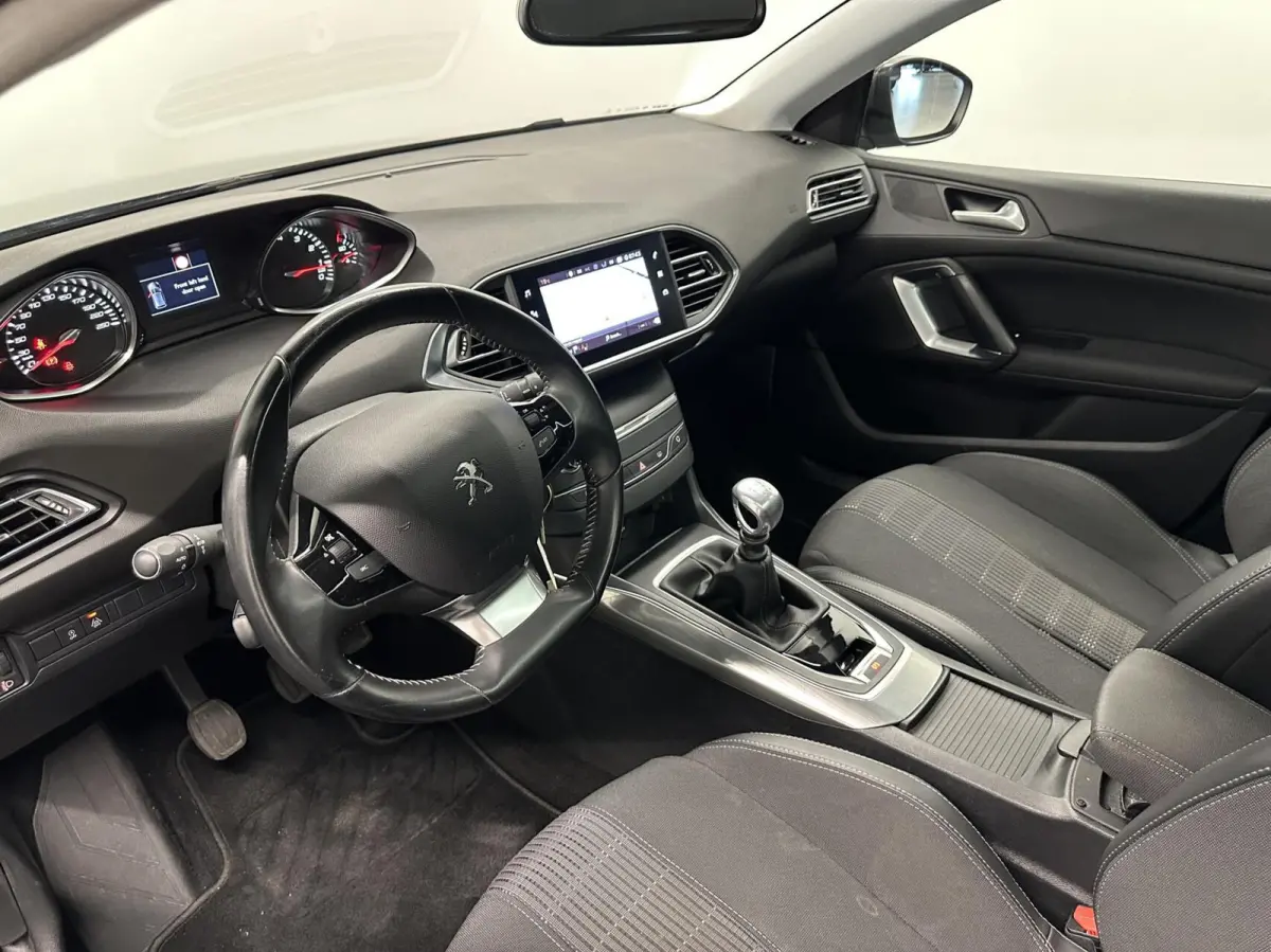 1.2 PureTech Blue Lease Premium TREKHAAK CARPLAY NAVI ECC CRUISE.