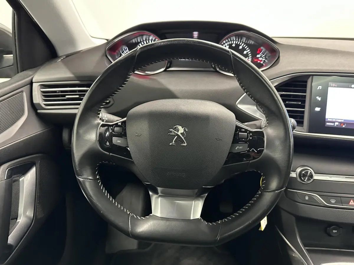 1.2 PureTech Blue Lease Premium TREKHAAK CARPLAY NAVI ECC CRUISE.