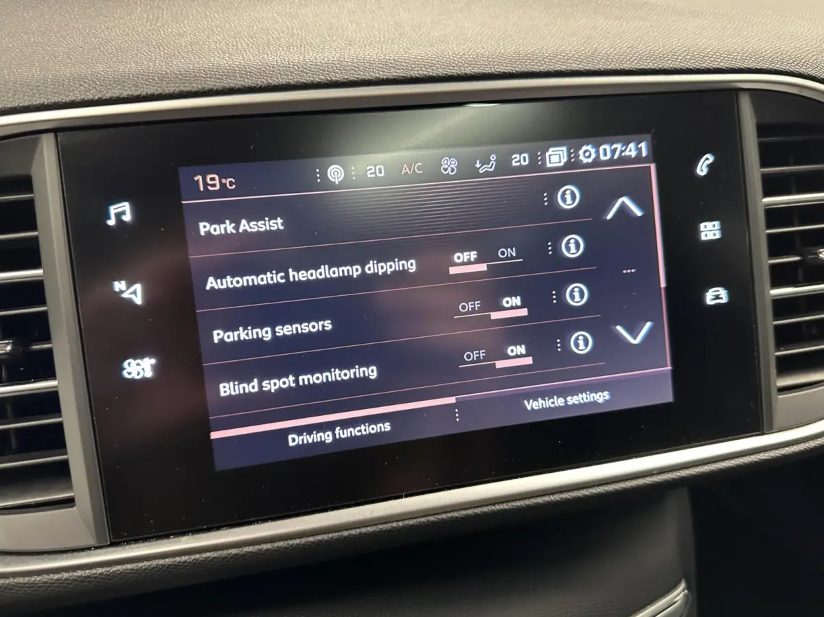 1.2 PureTech Blue Lease Premium TREKHAAK CARPLAY NAVI ECC CRUISE.