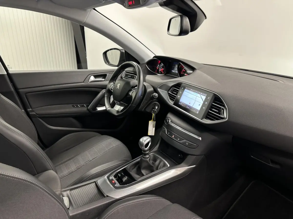 1.2 PureTech Blue Lease Premium TREKHAAK CARPLAY NAVI ECC CRUISE.
