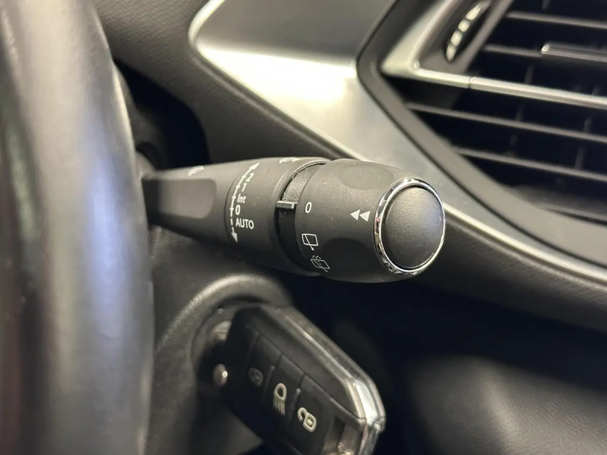 1.2 PureTech Blue Lease Premium TREKHAAK CARPLAY NAVI ECC CRUISE.