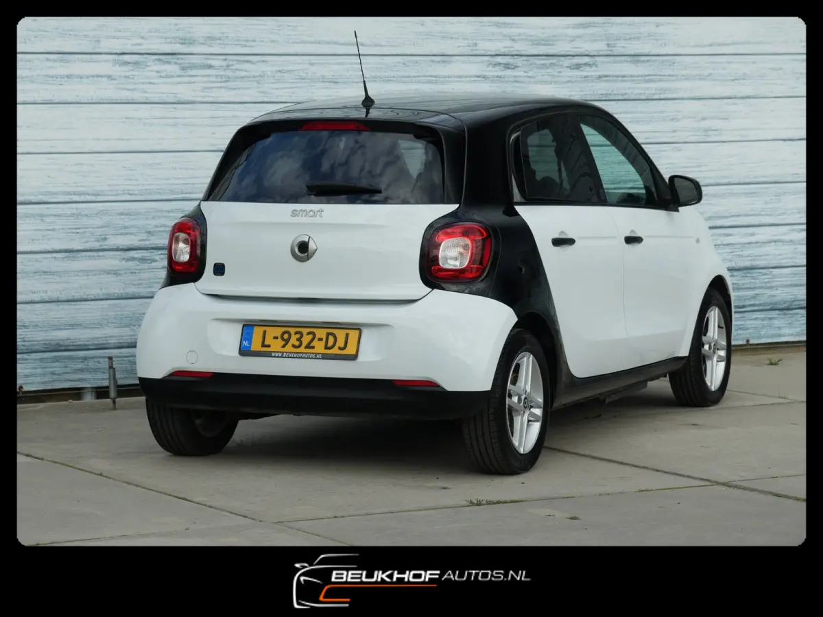 EQ Essential Sport Automaat 18 kWh Airco Leer