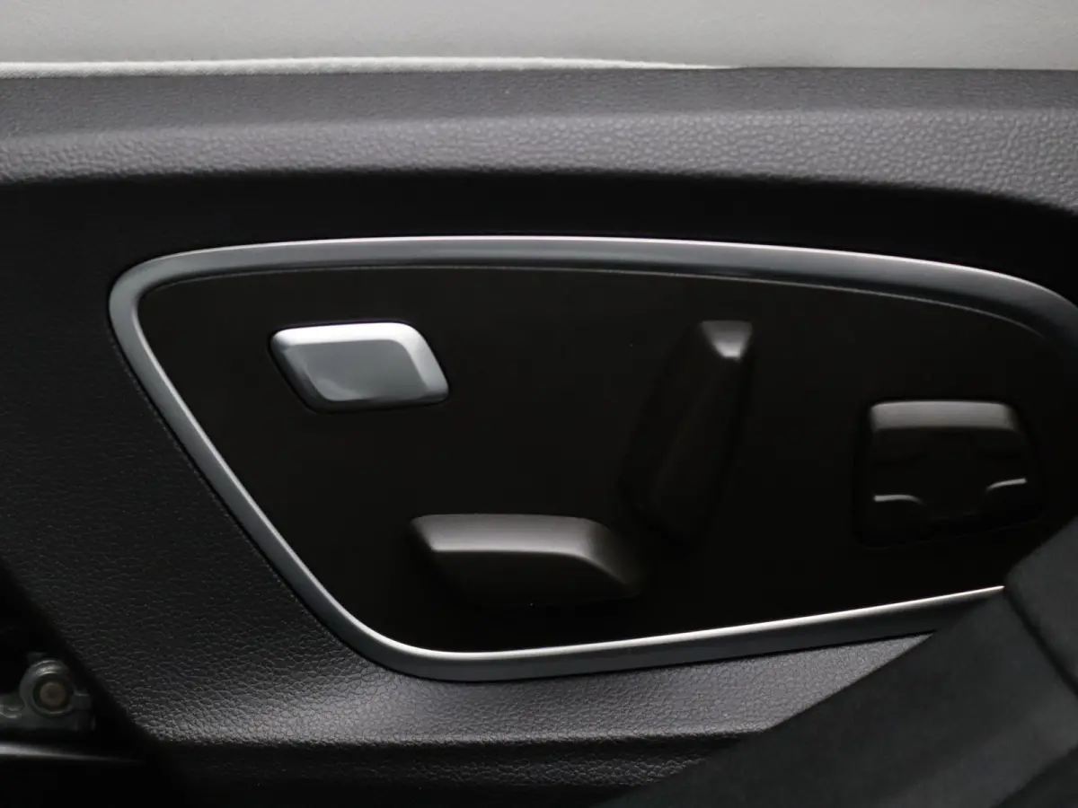 220pk long range iconic Automaat Harman Kardon | Camera | Adapt. Cruise | Parkeersens. v+a | Stoel-/stuurverw.