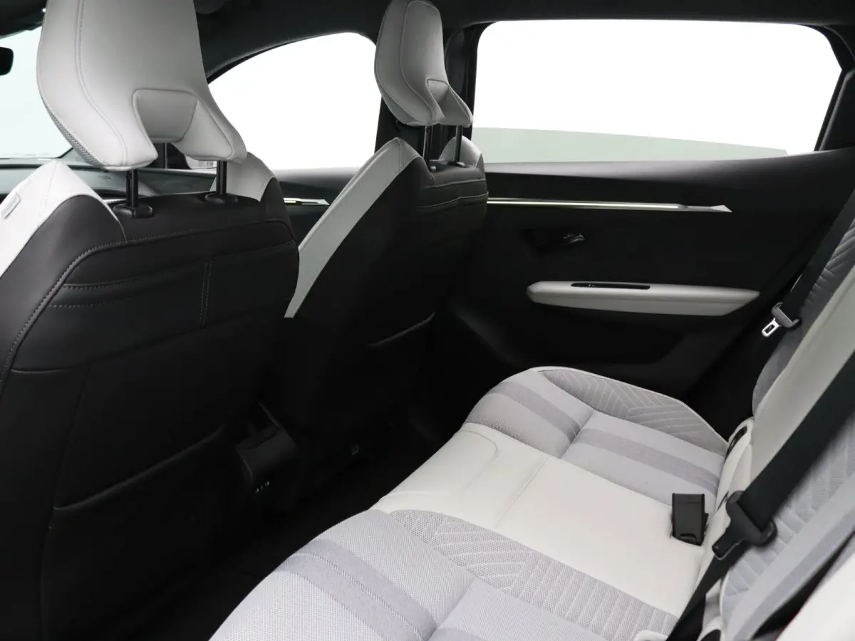 220pk long range iconic Automaat Harman Kardon | Camera | Adapt. Cruise | Parkeersens. v+a | Stoel-/stuurverw.