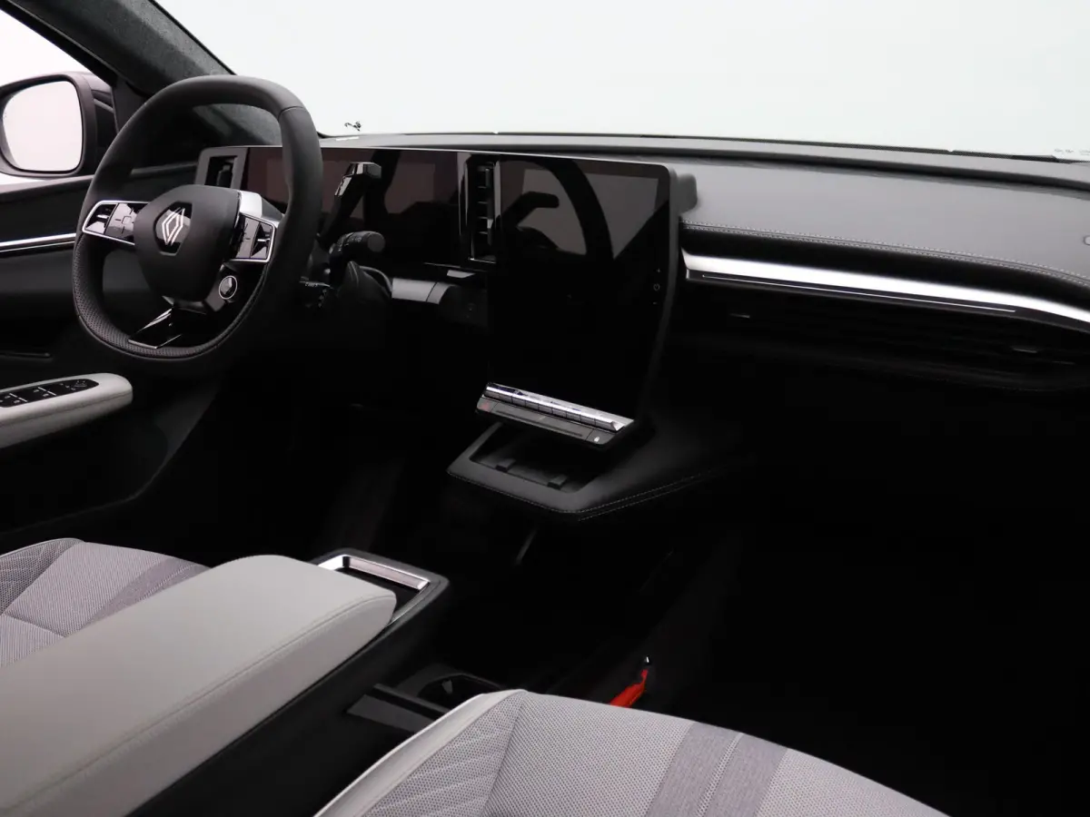 220pk long range iconic Automaat Harman Kardon | Camera | Adapt. Cruise | Parkeersens. v+a | Stoel-/stuurverw.