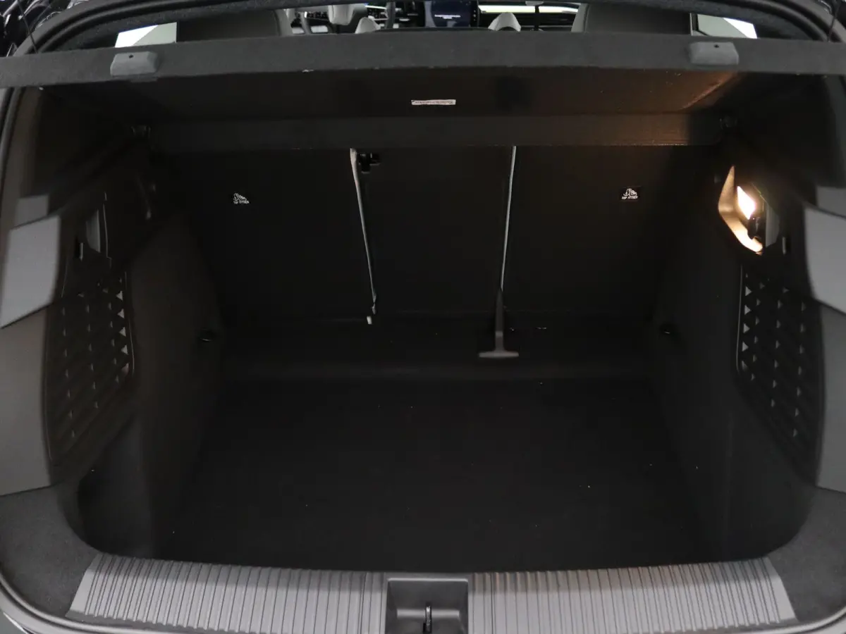 220pk long range iconic Automaat Harman Kardon | Camera | Adapt. Cruise | Parkeersens. v+a | Stoel-/stuurverw.