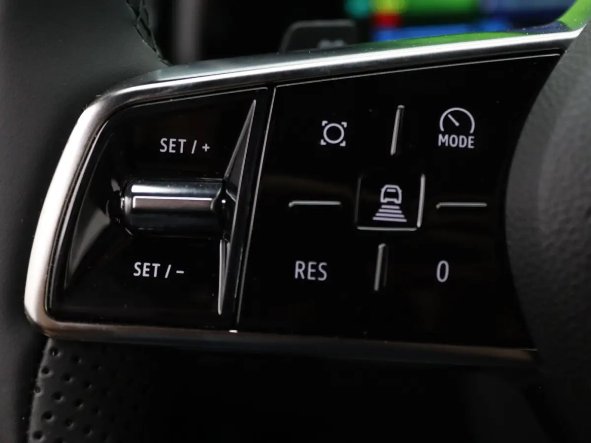 220pk long range iconic Automaat Harman Kardon | Camera | Adapt. Cruise | Parkeersens. v+a | Stoel-/stuurverw.