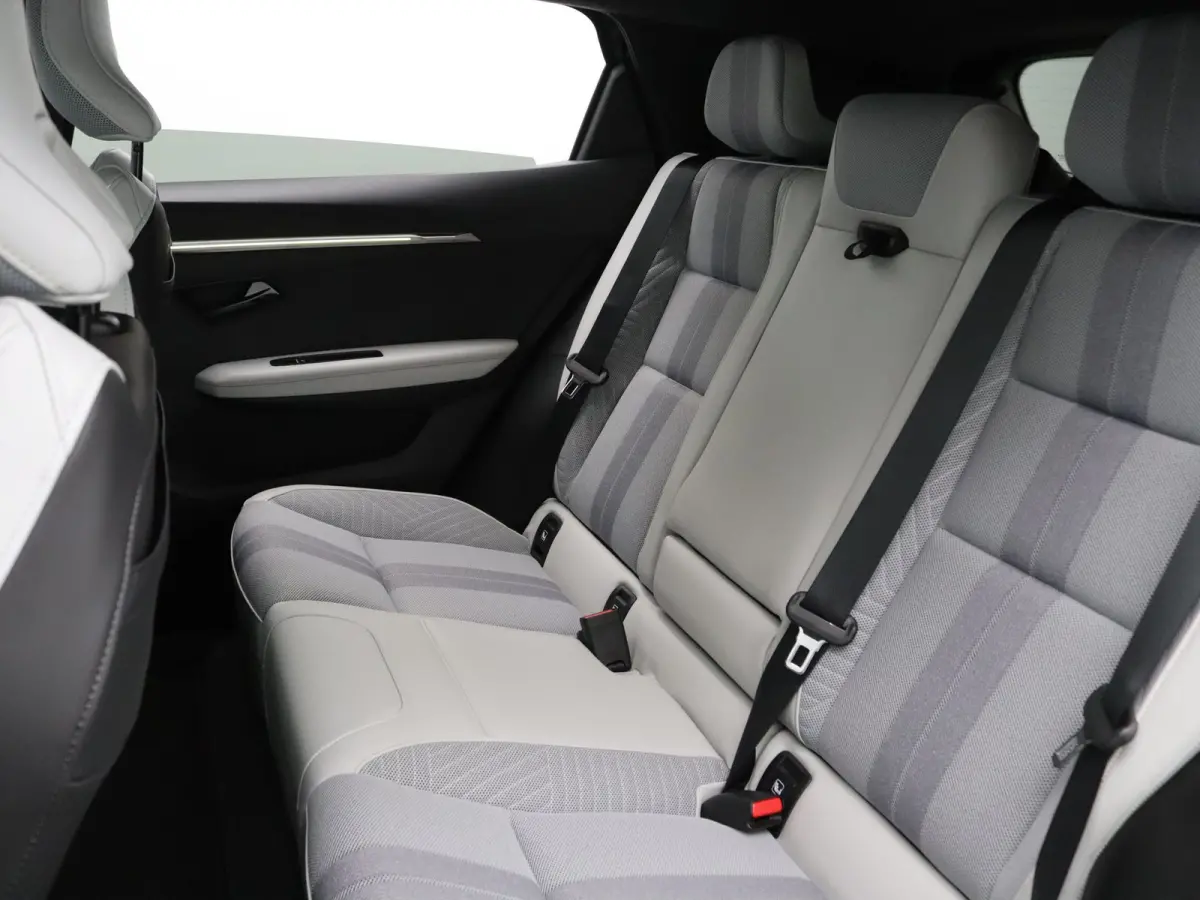 220pk long range iconic Automaat Harman Kardon | Camera | Adapt. Cruise | Parkeersens. v+a | Stoel-/stuurverw.