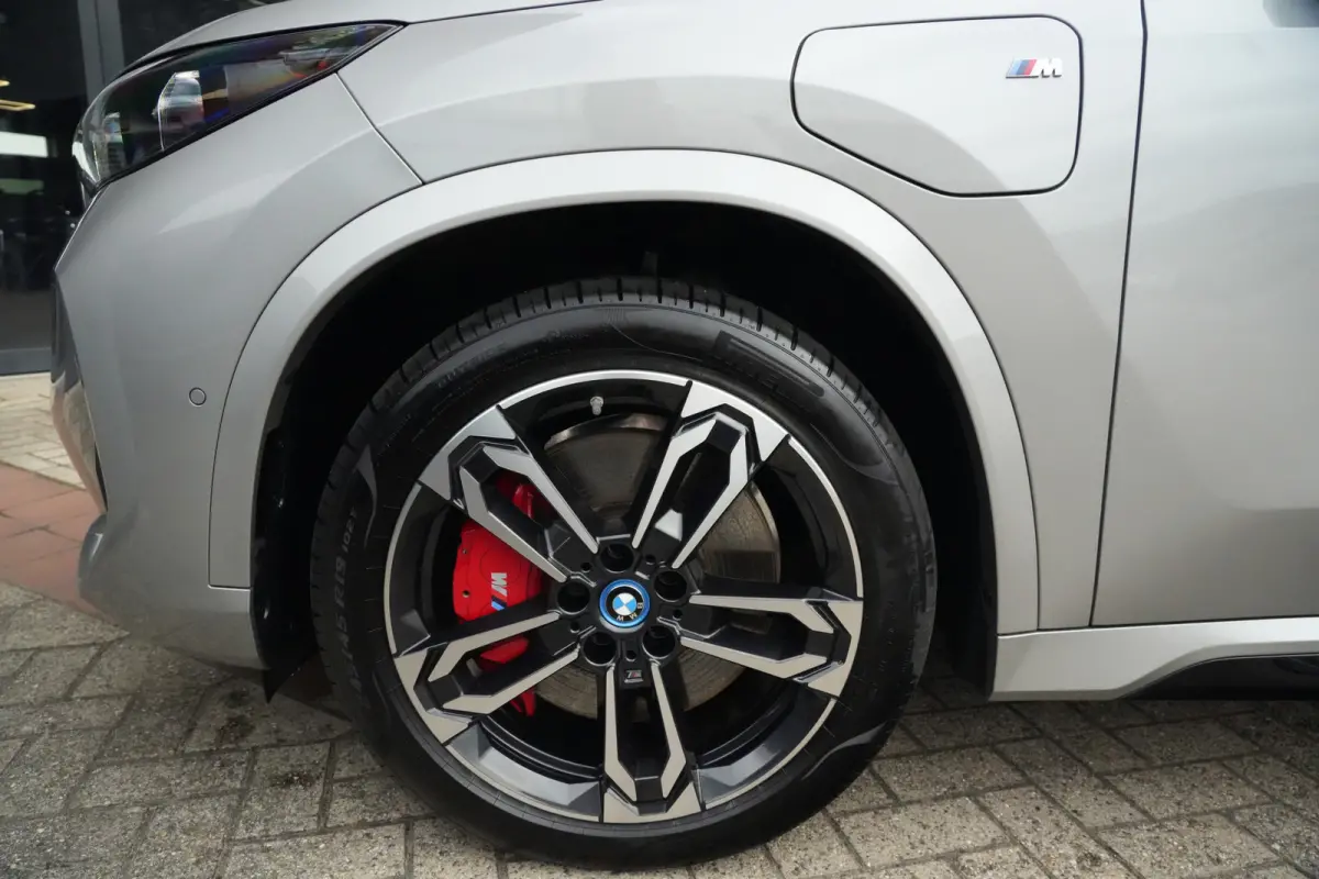 xDrive25e M Sport Pro | 245PK | Pano | 19" | Camera | Shadow | Travel Pack | BMW X1 xDrive25e M Sport Pro 245 PK Plug-in Hybrid met 1.5 driecilinder, panoramadak, achteruitrijcamera, 19-inch