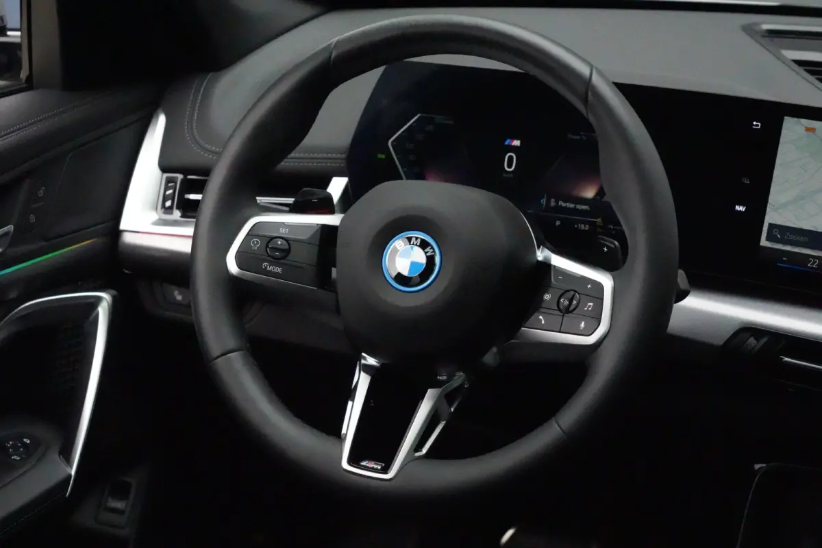 xDrive25e M Sport Pro | 245PK | Pano | 19" | Camera | Shadow | Travel Pack | BMW X1 xDrive25e M Sport Pro 245 PK Plug-in Hybrid met 1.5 driecilinder, panoramadak, achteruitrijcamera, 19-inch