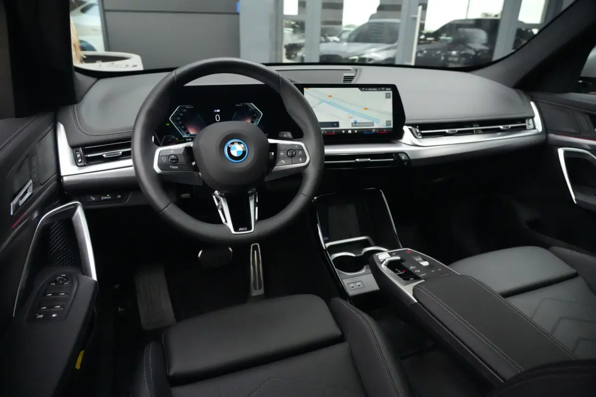 xDrive25e M Sport Pro | 245PK | Pano | 19" | Camera | Shadow | Travel Pack | BMW X1 xDrive25e M Sport Pro 245 PK Plug-in Hybrid met 1.5 driecilinder, panoramadak, achteruitrijcamera, 19-inch
