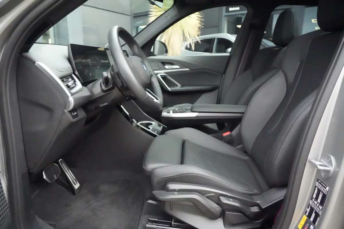 xDrive25e M Sport Pro | 245PK | Pano | 19" | Camera | Shadow | Travel Pack | BMW X1 xDrive25e M Sport Pro 245 PK Plug-in Hybrid met 1.5 driecilinder, panoramadak, achteruitrijcamera, 19-inch