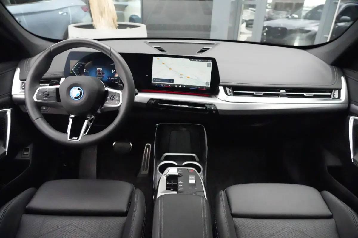 xDrive25e M Sport Pro | 245PK | Pano | 19" | Camera | Shadow | Travel Pack | BMW X1 xDrive25e M Sport Pro 245 PK Plug-in Hybrid met 1.5 driecilinder, panoramadak, achteruitrijcamera, 19-inch