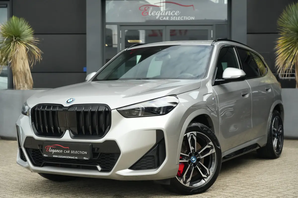 xDrive25e M Sport Pro | 245PK | Pano | 19" | Camera | Shadow | Travel Pack | BMW X1 xDrive25e M Sport Pro 245 PK Plug-in Hybrid met 1.5 driecilinder, panoramadak, achteruitrijcamera, 19-inch