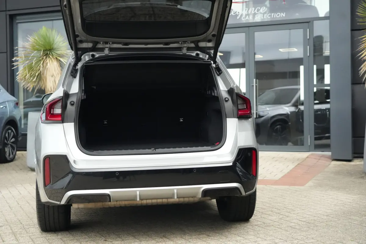 xDrive25e M Sport Pro | 245PK | Pano | 19" | Camera | Shadow | Travel Pack | BMW X1 xDrive25e M Sport Pro 245 PK Plug-in Hybrid met 1.5 driecilinder, panoramadak, achteruitrijcamera, 19-inch