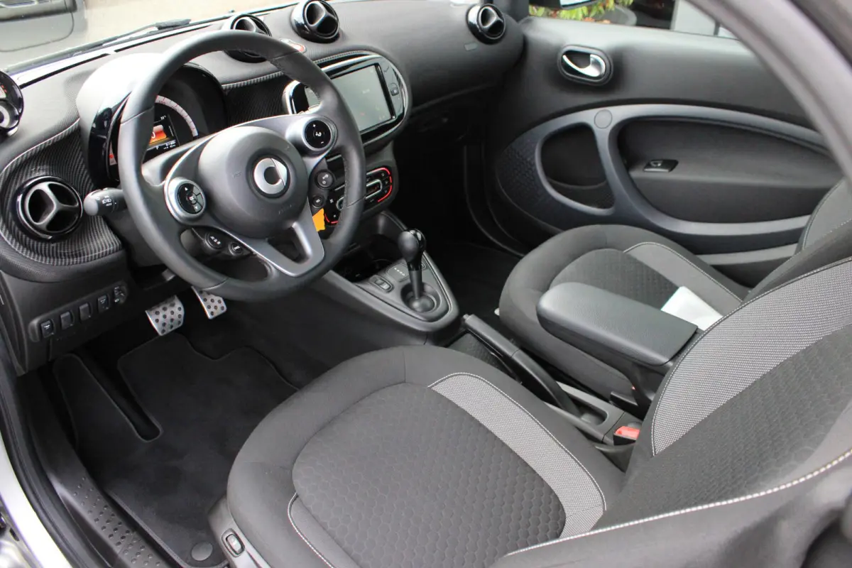 EQ BRABUS Mattrunner Brabus Mattrunner | Camera | Stoelverwarming | DAB | LED | Verwarmd Stuur