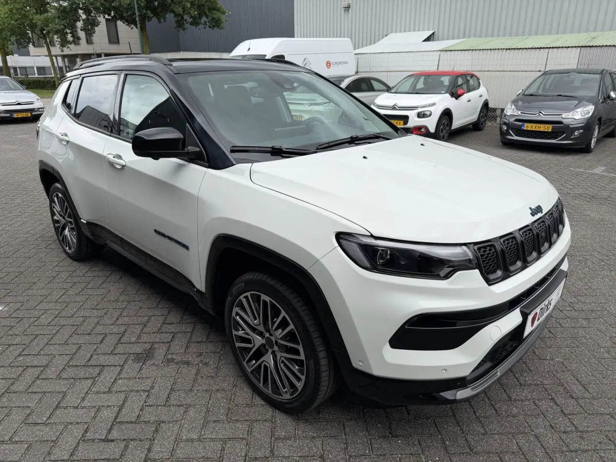 4xe 240 Plug-in Hybrid Summit (Elektrisch Schuifdak - Leder incl verwarming/koeling/geheugen - Elektrische Klep - 360gr Camera - Adaptieve Cruise Controle - 19"- Keyless Entry - LED - 4x4)