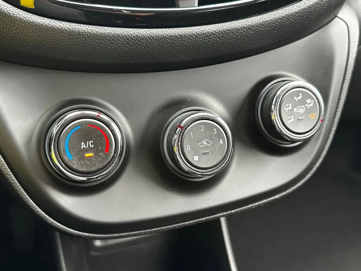 1.0 75 PK Online Edition | APPLE CARPLAY/ANDROID AUTO| PARKEERSENSOREN ACHTER| CRUISE CONTROL| AIRCO| 15" LM-VELGEN| DEALER ONDERHOUDEN|