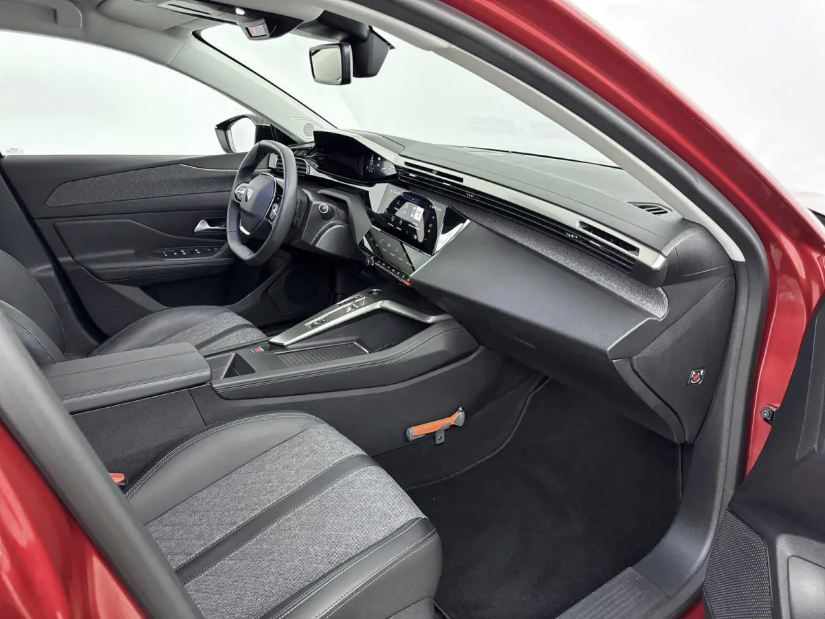 Automaat 130pk Allure Pack | Navigatie | CarPlay | All Season Banden | LED Koplampen | Stoelverwarming