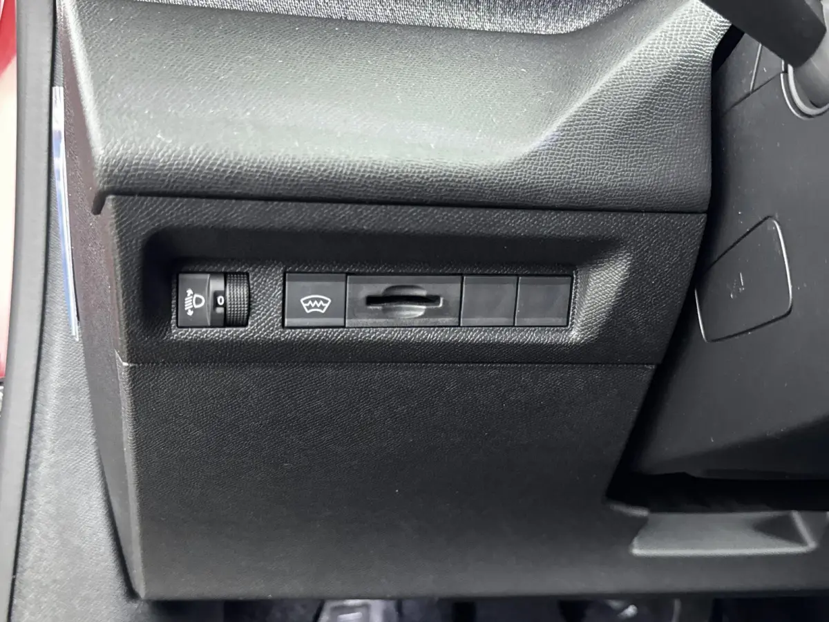 Automaat 130pk Allure Pack | Navigatie | CarPlay | All Season Banden | LED Koplampen | Stoelverwarming