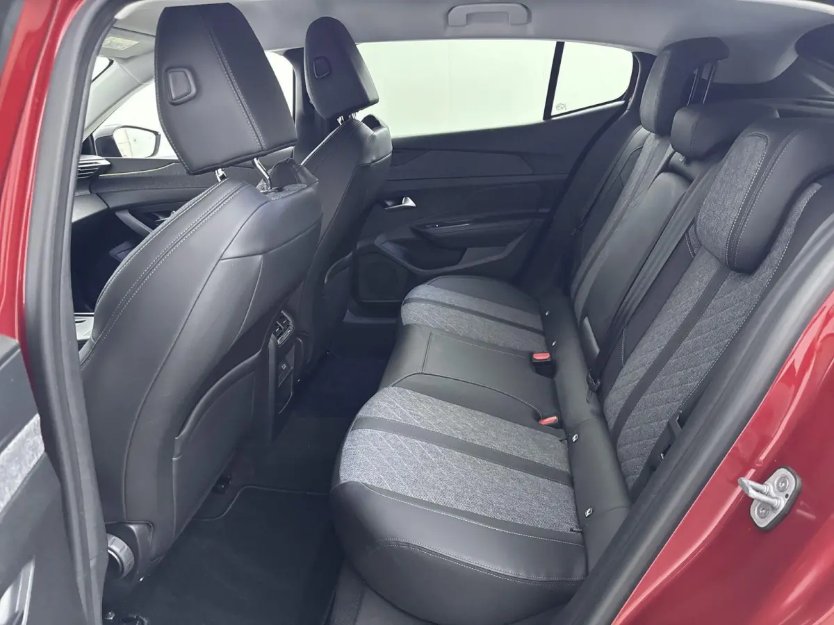 Automaat 130pk Allure Pack | Navigatie | CarPlay | All Season Banden | LED Koplampen | Stoelverwarming