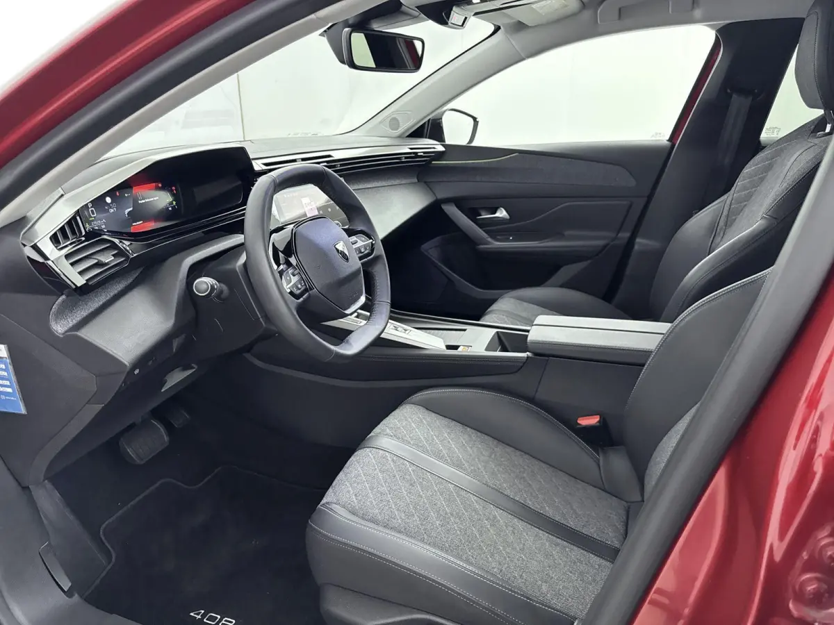 Automaat 130pk Allure Pack | Navigatie | CarPlay | All Season Banden | LED Koplampen | Stoelverwarming