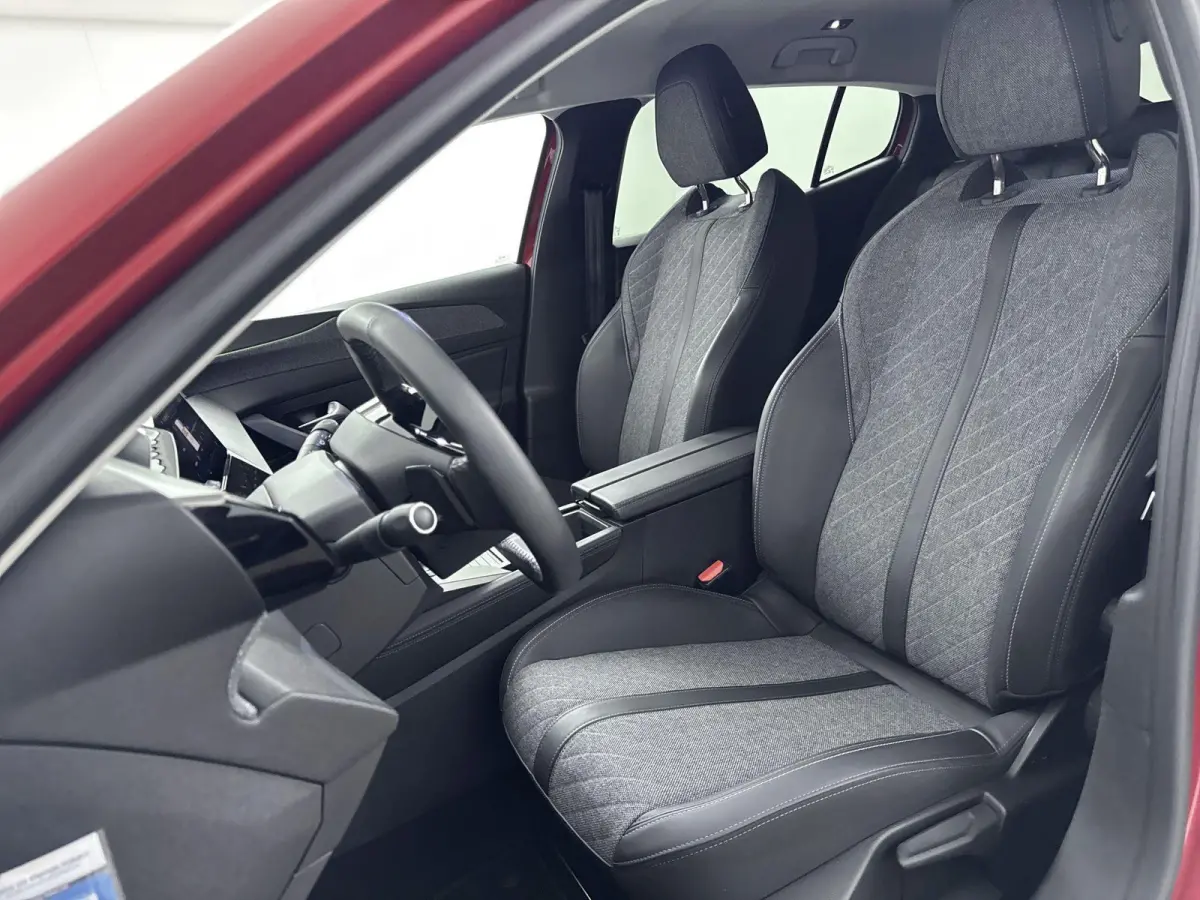 Automaat 130pk Allure Pack | Navigatie | CarPlay | All Season Banden | LED Koplampen | Stoelverwarming