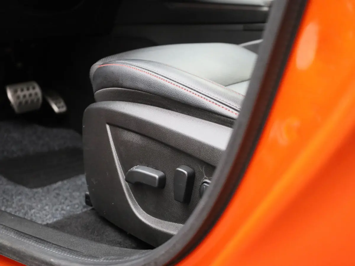 1.6 E-TECH 145Pk Hybrid R.S. Line | Navigatie & Apple & Android Carplay | Bose Geluid | Parkeersensoren & Camera | Climate Control | 10" TFT Kleurenscherm | Stoel & Stuur verwarming | Adapti