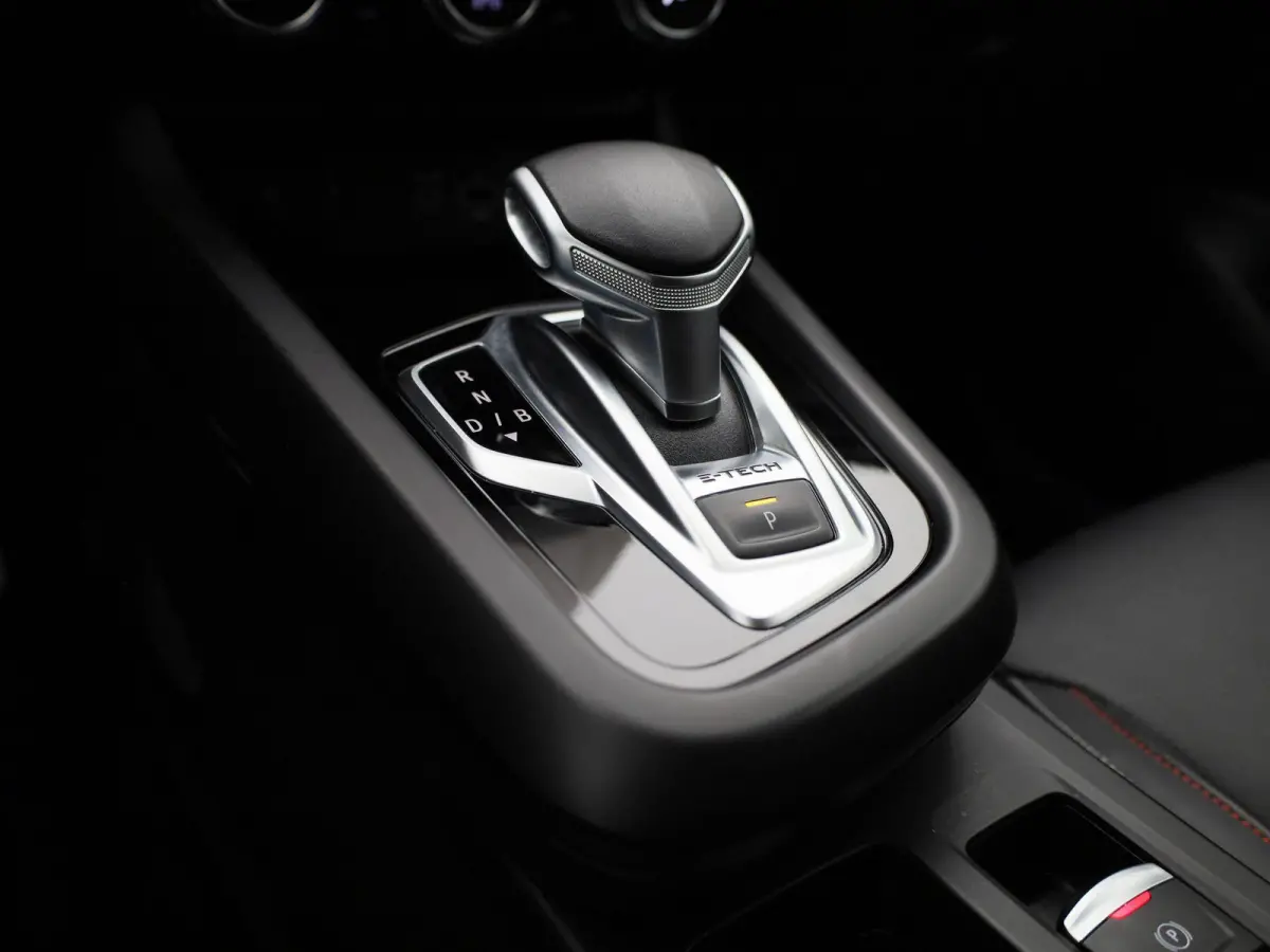 1.6 E-TECH 145Pk Hybrid R.S. Line | Navigatie & Apple & Android Carplay | Bose Geluid | Parkeersensoren & Camera | Climate Control | 10" TFT Kleurenscherm | Stoel & Stuur verwarming | Adapti