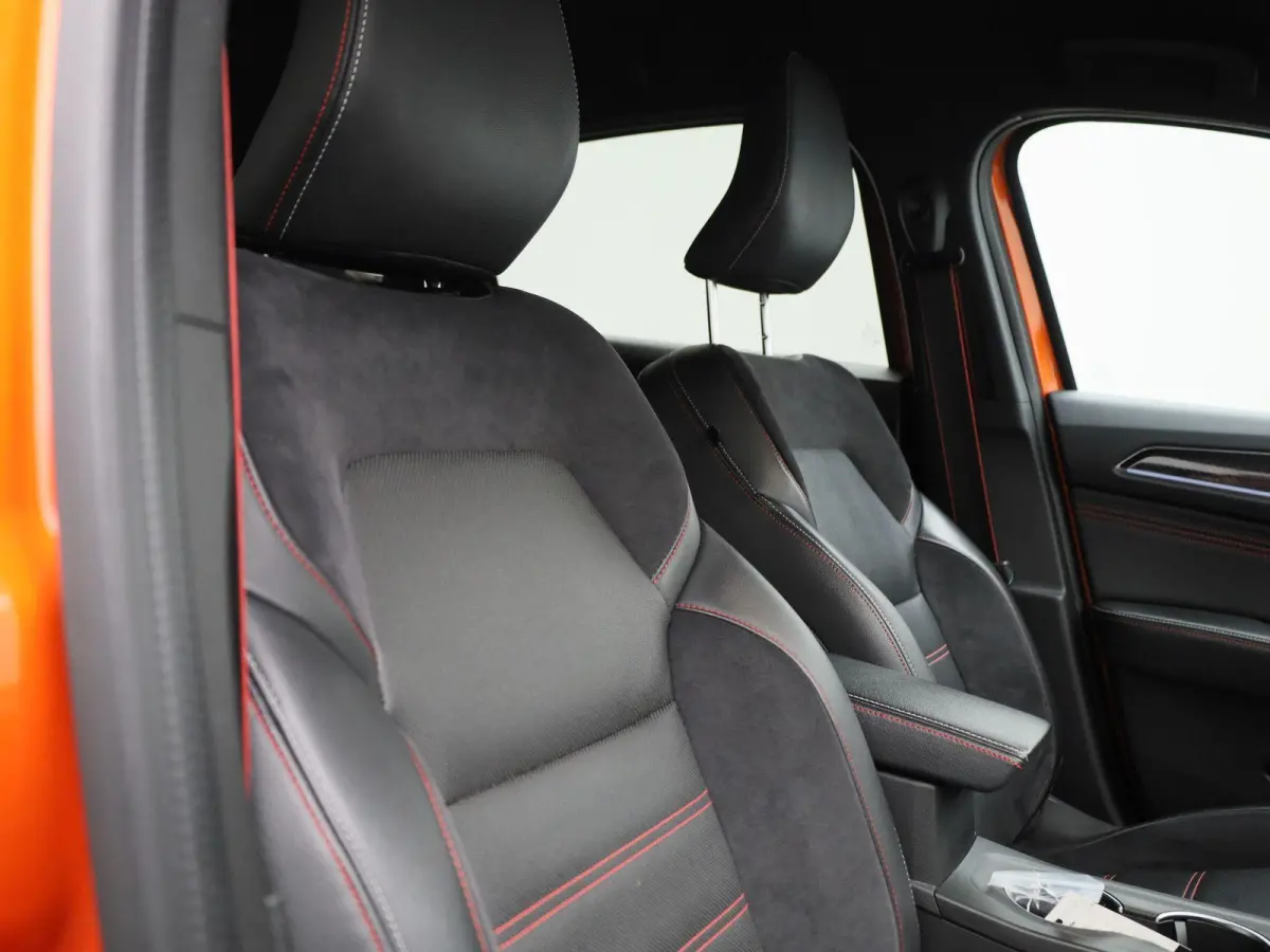 1.6 E-TECH 145Pk Hybrid R.S. Line | Navigatie & Apple & Android Carplay | Bose Geluid | Parkeersensoren & Camera | Climate Control | 10" TFT Kleurenscherm | Stoel & Stuur verwarming | Adapti