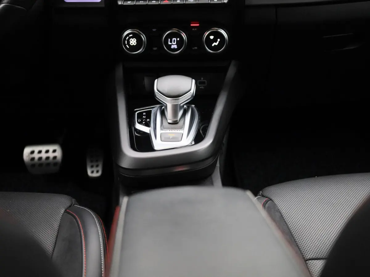1.6 E-TECH 145Pk Hybrid R.S. Line | Navigatie & Apple & Android Carplay | Bose Geluid | Parkeersensoren & Camera | Climate Control | 10" TFT Kleurenscherm | Stoel & Stuur verwarming | Adapti