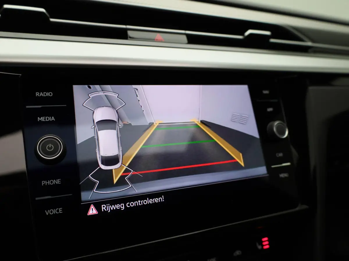 2.0 TSI R-Line Business+ 190 PK < Automaat | R-line exterieur | R-line interieur | Navigatie | Apple Carplay | Android Auto | Panoramadak | Schuifdak | LED Matrix | Lichtmetalen velgen | Cli