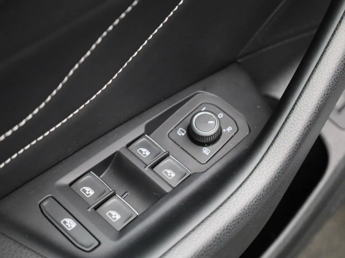 2.0 TSI R-Line Business+ 190 PK < Automaat | R-line exterieur | R-line interieur | Navigatie | Apple Carplay | Android Auto | Panoramadak | Schuifdak | LED Matrix | Lichtmetalen velgen | Cli