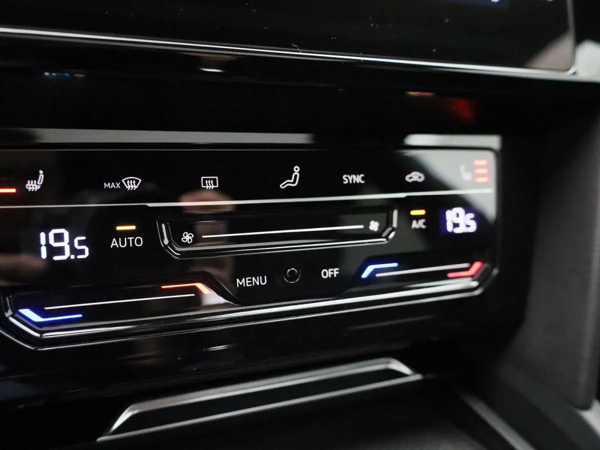 2.0 TSI R-Line Business+ 190 PK < Automaat | R-line exterieur | R-line interieur | Navigatie | Apple Carplay | Android Auto | Panoramadak | Schuifdak | LED Matrix | Lichtmetalen velgen | Cli