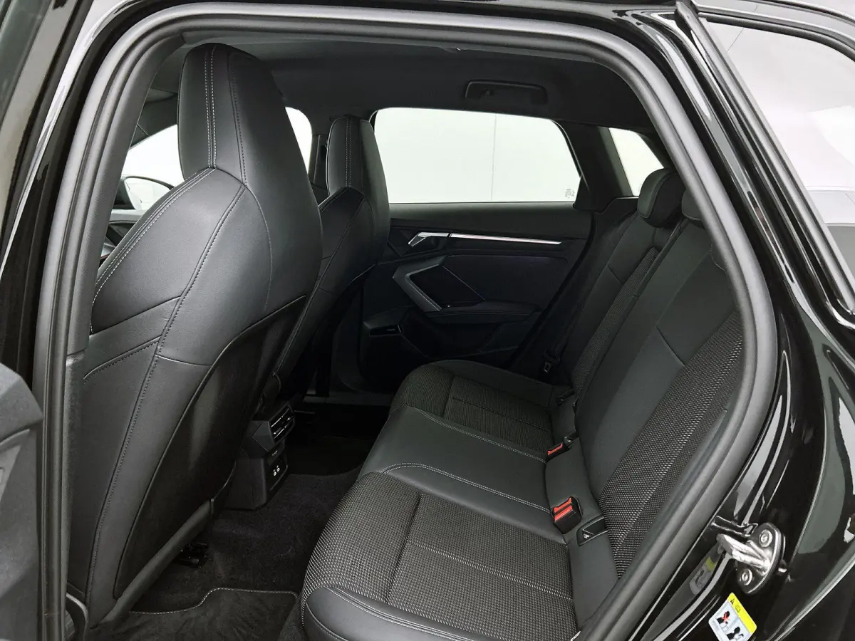 40 TFSI e S edition 204 PK | S-line | Automaat | Camera | Adaptive Cruise Control | Climate Control | Stoelverwarming | Virtual Cockpit | LED Matrix | Lichtmetalen velgen | Privacy glass |