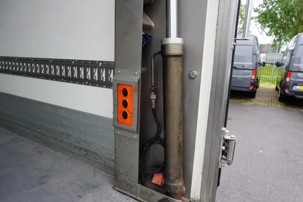 6.180 180pk Automaat 5500kg koelwagen Thermo King Vleeshaken Lift Luchtvering Apple Carplay Navigatie Camera