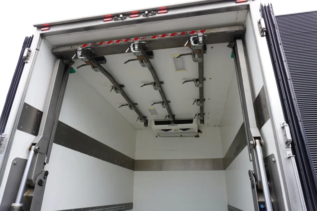 6.180 180pk Automaat 5500kg koelwagen Thermo King Vleeshaken Lift Luchtvering Apple Carplay Navigatie Camera