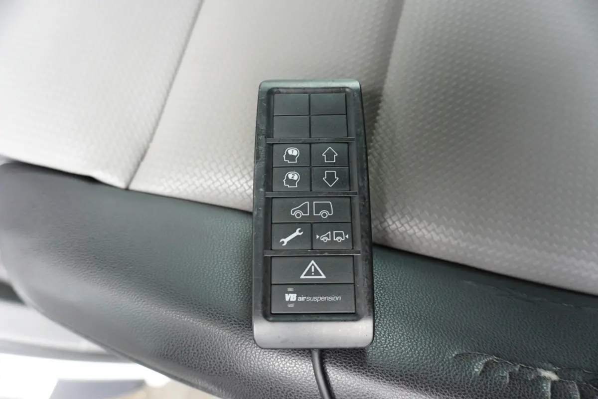 6.180 180pk Automaat 5500kg koelwagen Thermo King Vleeshaken Lift Luchtvering Apple Carplay Navigatie Camera