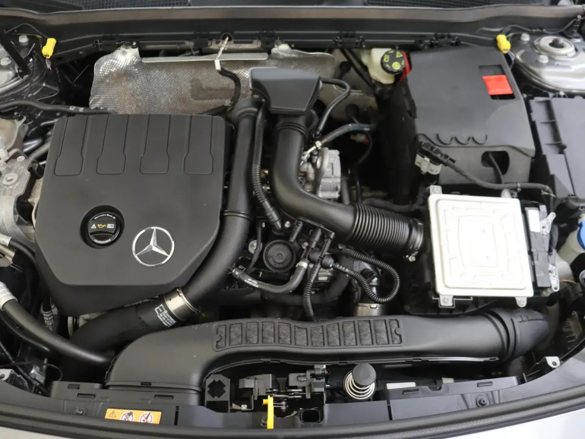 180 Business Solution AMG / Carplay / 18"/ Achteruitrijcamera/ Parktronic/ High-performance LED