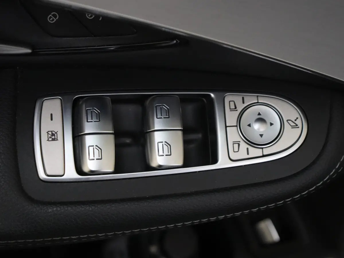 300e 4MATIC Business Solution AMG / Panorama-dak / Burmester / Night-Pakket / 360Graden-Camera /