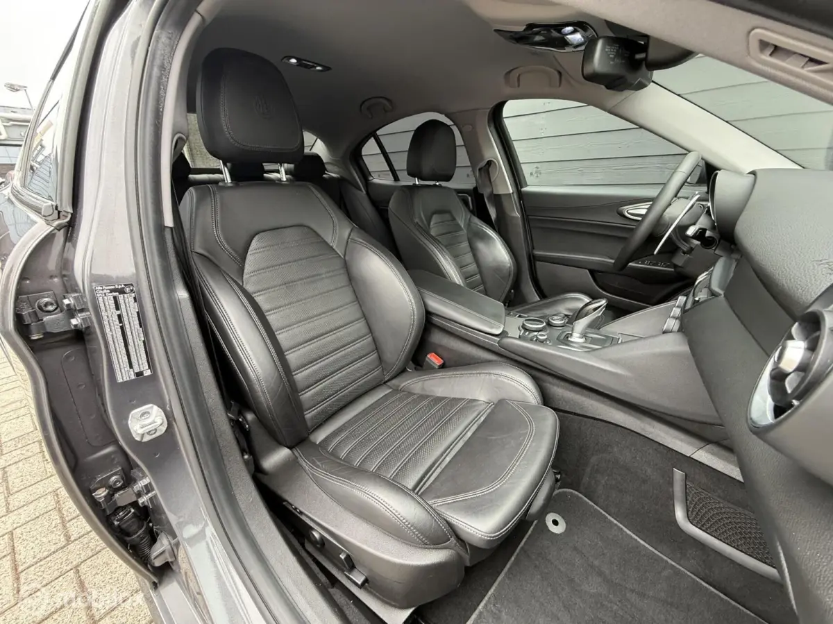 2.0 T AWD Veloce Black/Leder/LED/Camera/Cruise