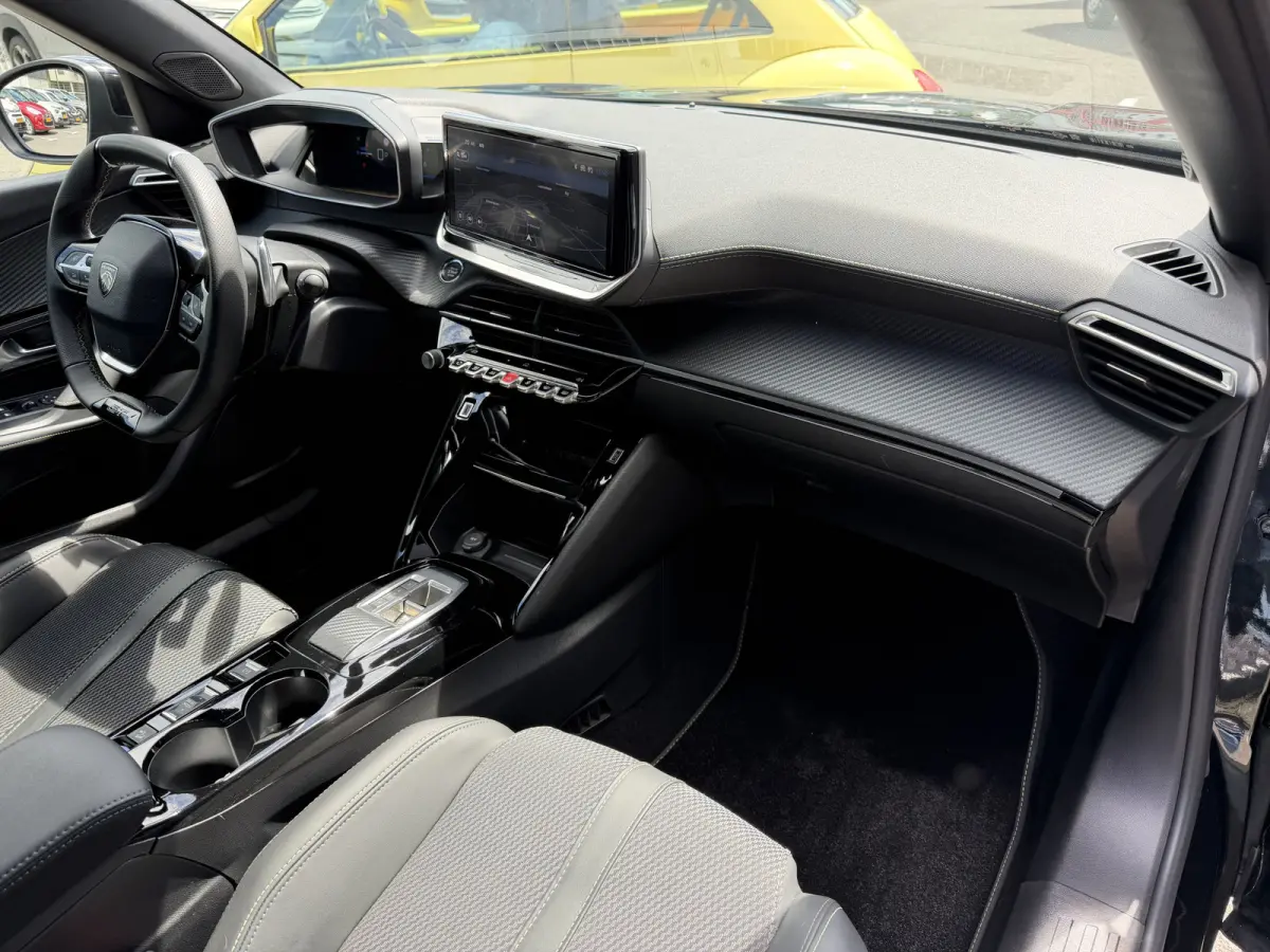 145pk Hybrid GT (360gr Camera - Keyless Entry - LED - Parkeersensoren V+A - Adaptieve Cruise Controle - 17"incl 4S - Draadloos laden - Automatische Airco)