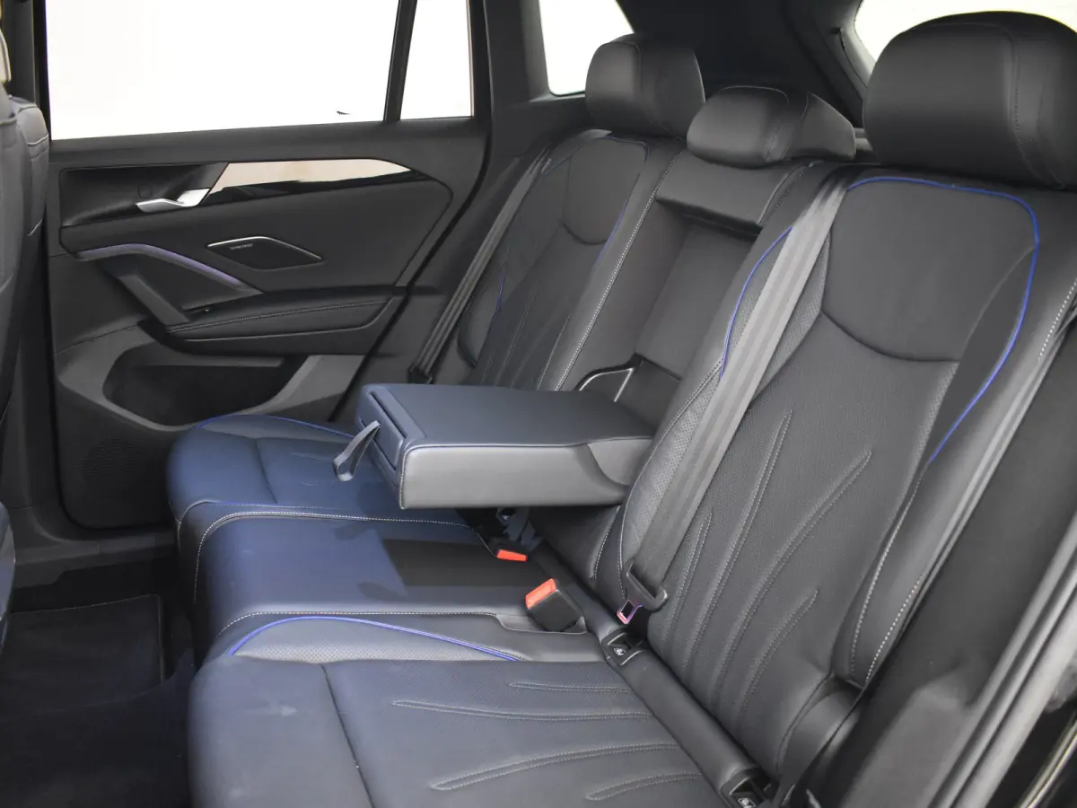 1.5 eHybrid Black Edition 272Pk DSG/AUTO | Pano Dak | Leder l Elektr. Stoel incl Memory l SOH 98% | Harman Kardon | 360gr Camera | Trekhaak elektr. | IQ Light | Navigatie | Keyless | Stoel/s