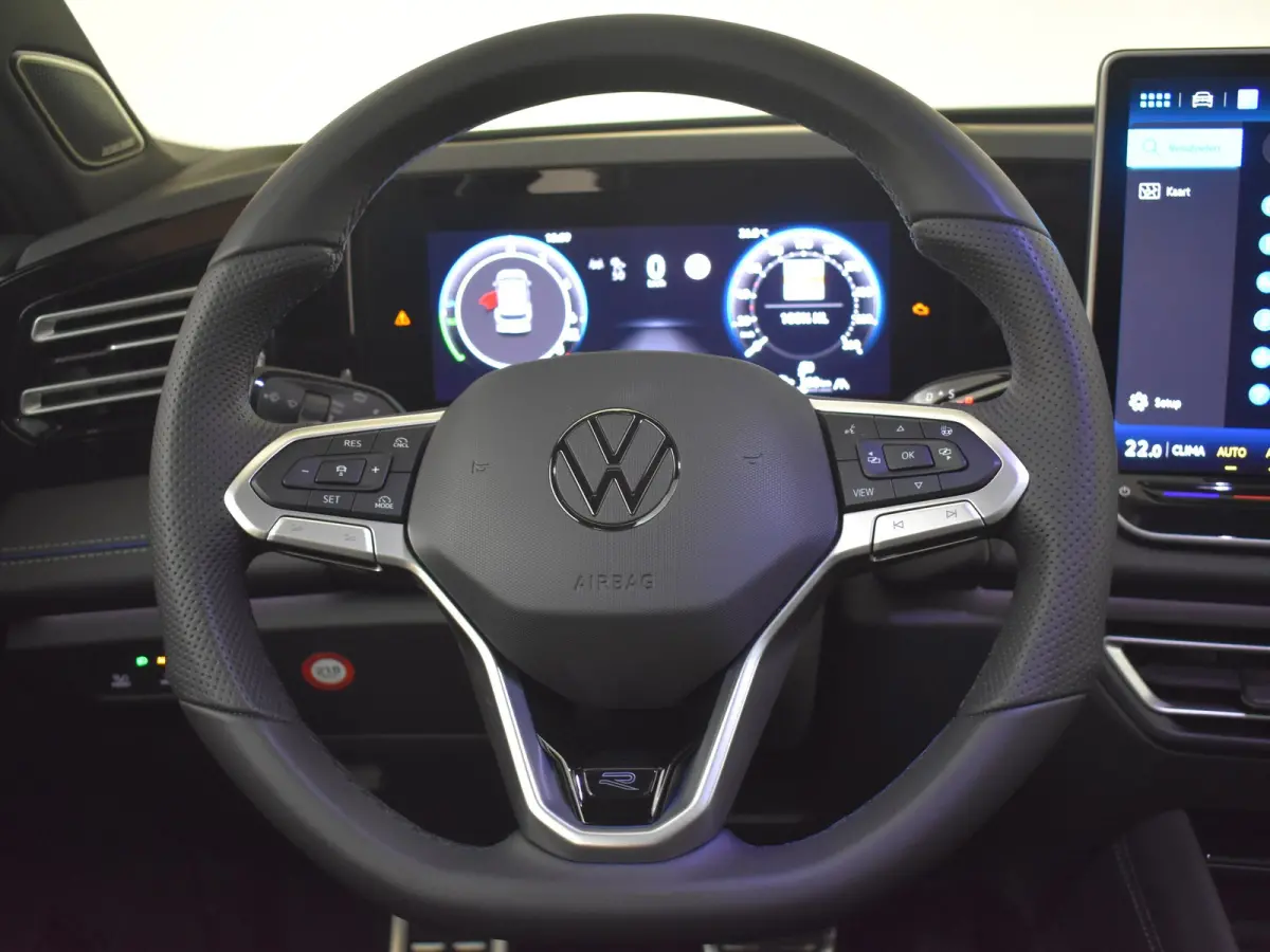 1.5 eHybrid Black Edition 272Pk DSG/AUTO | Pano Dak | Leder l Elektr. Stoel incl Memory l SOH 98% | Harman Kardon | 360gr Camera | Trekhaak elektr. | IQ Light | Navigatie | Keyless | Stoel/s