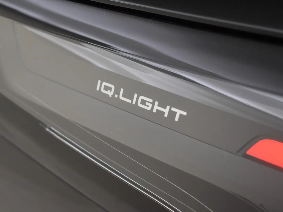 1.5 eHybrid Black Edition 272Pk DSG/AUTO | Pano Dak | Leder l Elektr. Stoel incl Memory l SOH 98% | Harman Kardon | 360gr Camera | Trekhaak elektr. | IQ Light | Navigatie | Keyless | Stoel/s