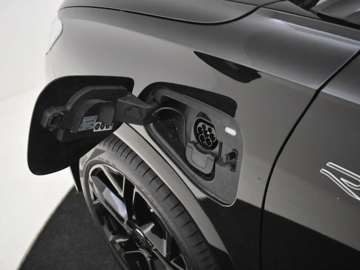 1.5 eHybrid Black Edition 272Pk DSG/AUTO | Pano Dak | Leder l Elektr. Stoel incl Memory l SOH 98% | Harman Kardon | 360gr Camera | Trekhaak elektr. | IQ Light | Navigatie | Keyless | Stoel/s