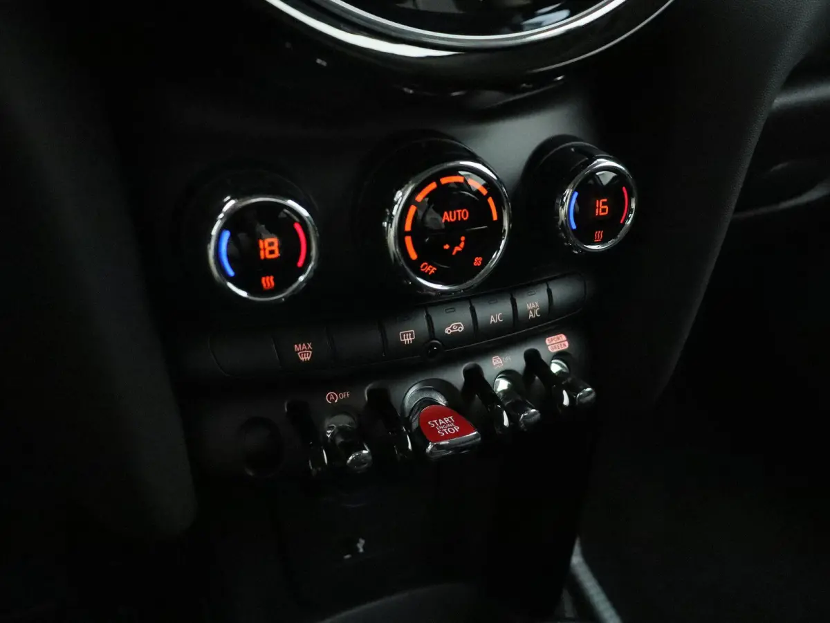 Cooper Premium Pakket + PDC + LED + Driving Assistant + Cruise Control + 16''