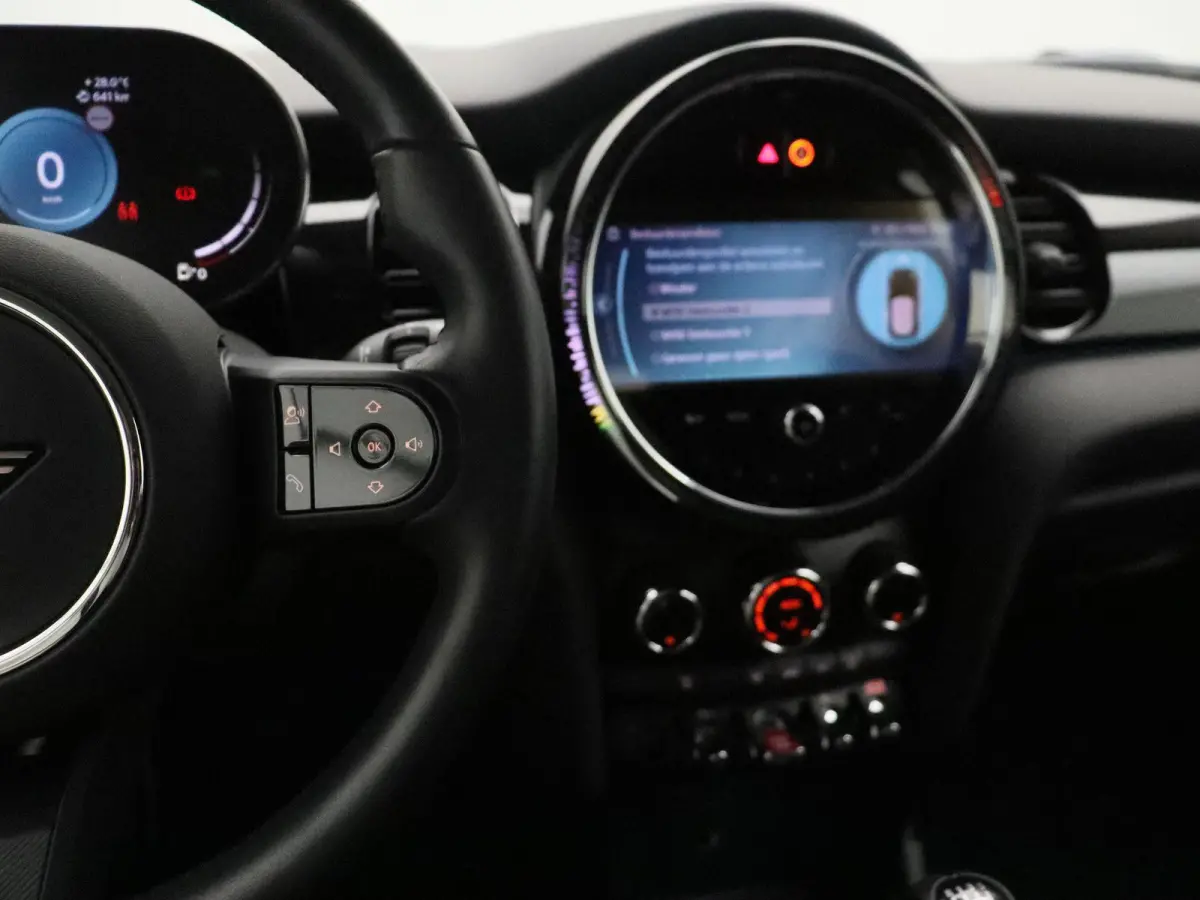 Cooper Premium Pakket + PDC + LED + Driving Assistant + Cruise Control + 16''
